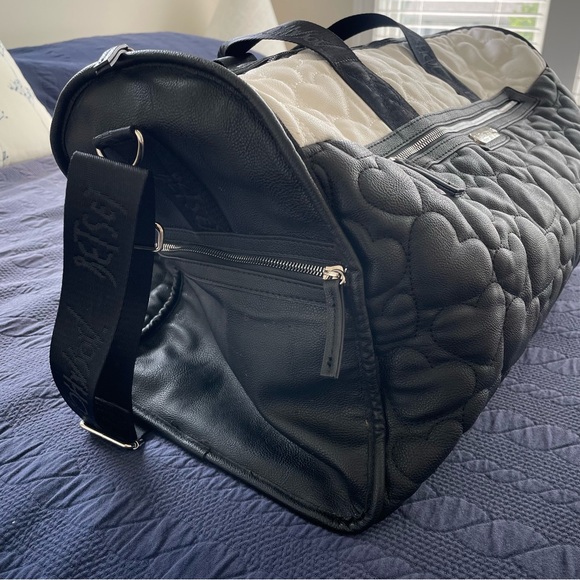 Betsey Johnson: Weekender Duffel Bag Faux Leather White & Black Quilted Hearts - Picture 2 of 8